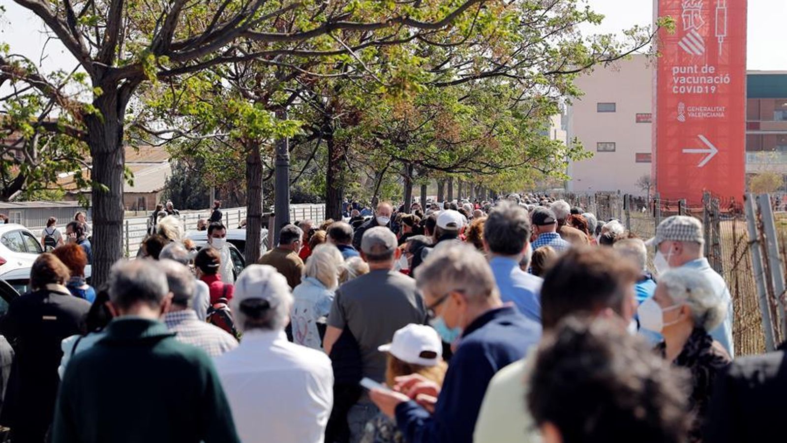 Desenes de persones fan cua a l'hospital de campanya de la Fe de València per a ser vacunades contra la Covid-19