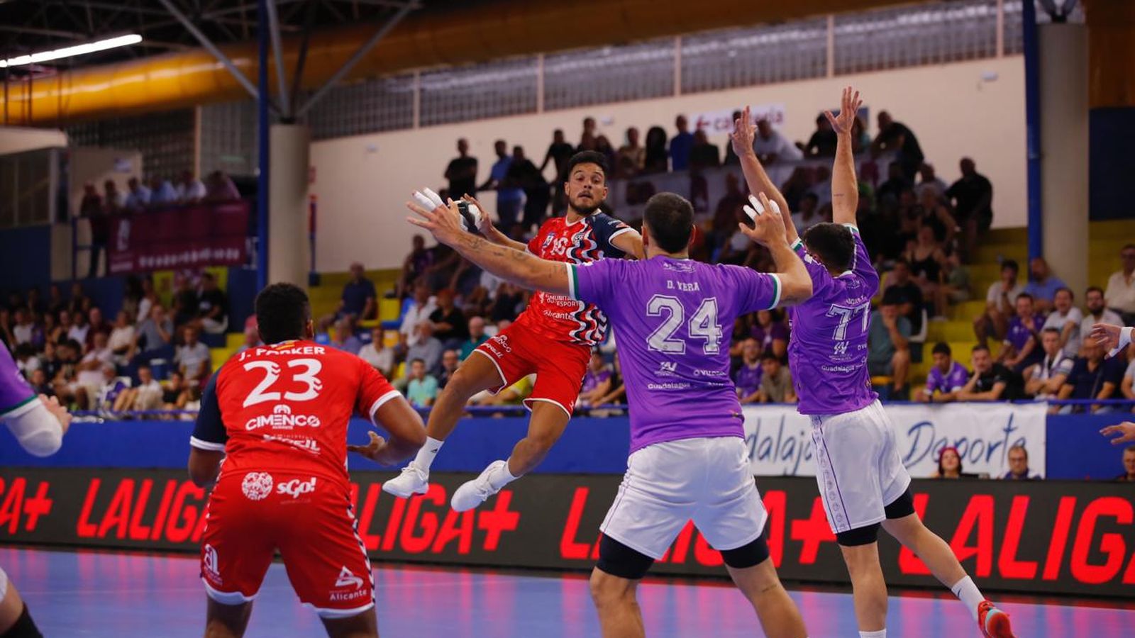 va ser l'estrela del partit amb 12 gols