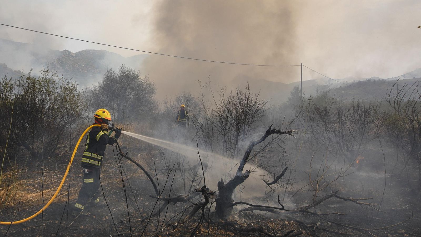 Un bomber lluita contra el foc a la Vall d'Ebo