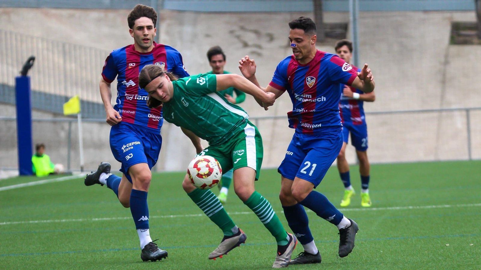 Dos jugadors de l'Alzira, durant un partit d'esta temporada