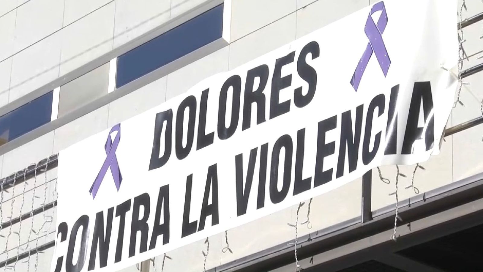 Una pancarta de rebuig a la violència masclista penjat a Dolores en una imatge d'arxiu
