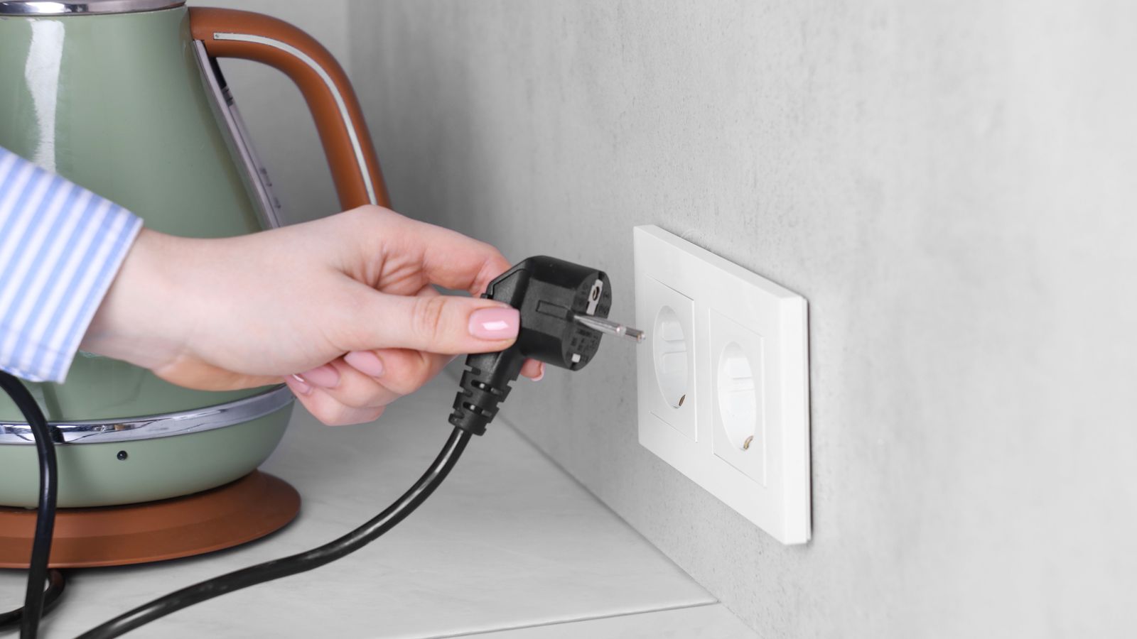 Una dona endolla un bollidor