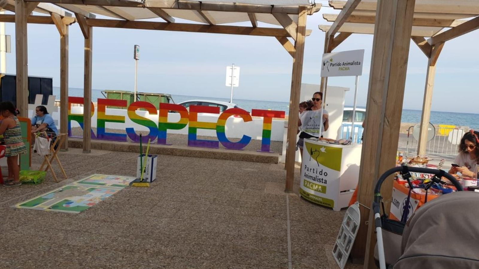 Tallers i jocs didàctics han animat la jornada de famílies orgulloses.