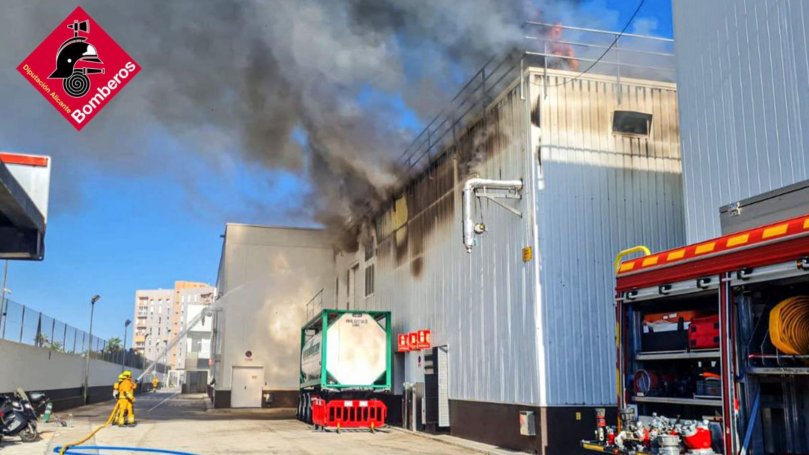Bombers treballant en l'extinció del foc declarat este divendres a la fábrica de