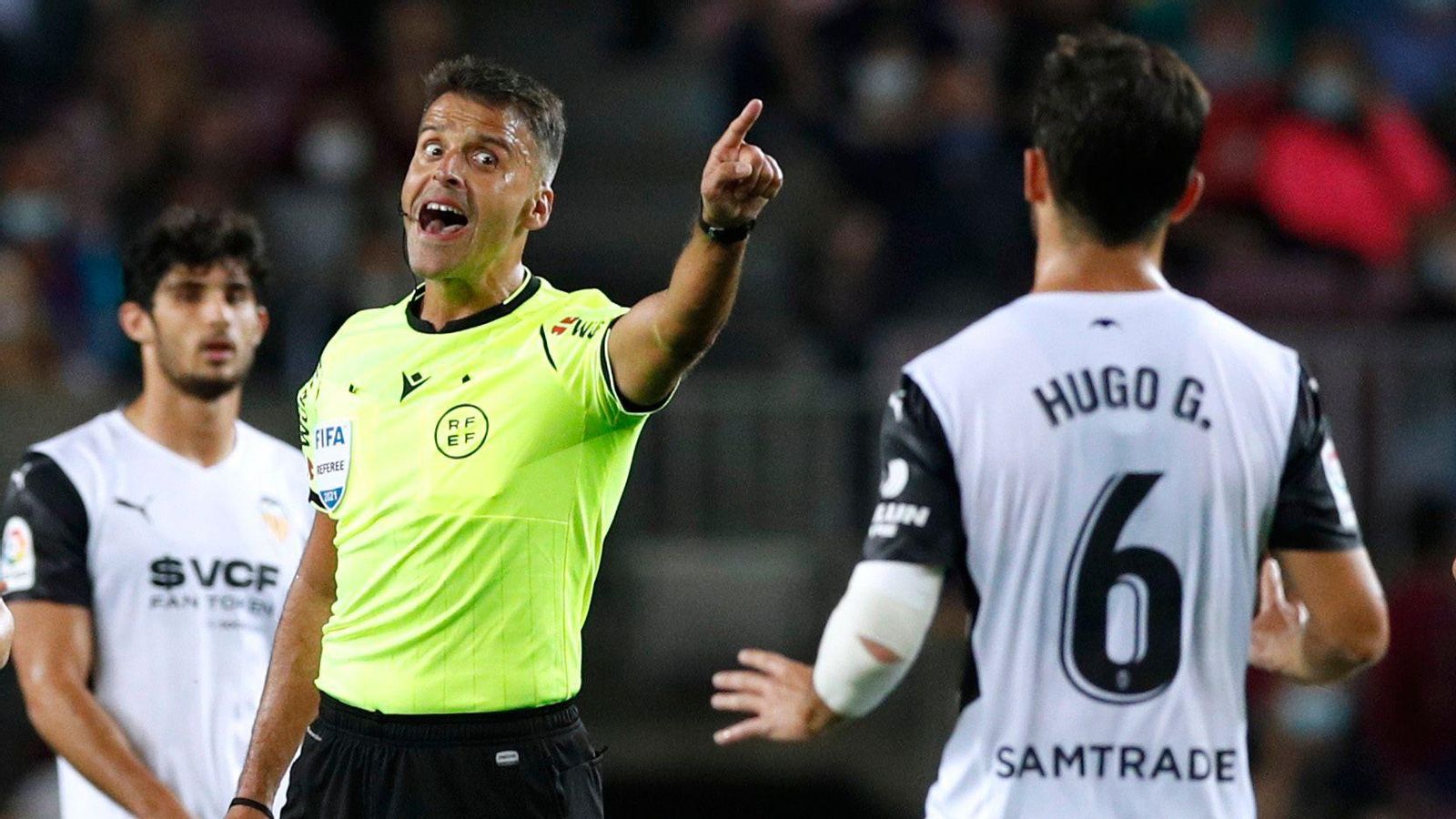 Gil Manzano es dirigeix amb vehemència a Hugo Guillamón