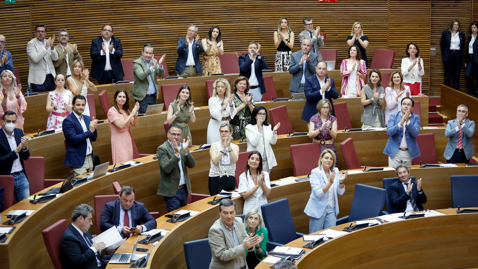 Diputats de PP i Vox aplaudeixen en peu en l'últim ple del parlament, celebrat el 27 de juny