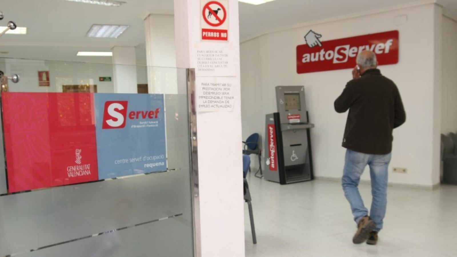 Un home entra en una oficina del Servef en una imatge d'arxiu