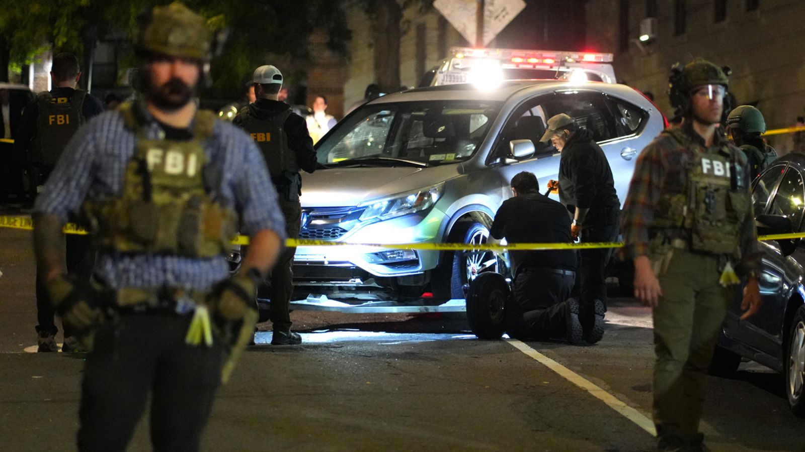 En imatge, el dispositiu policial als voltants del vehicle del detingut