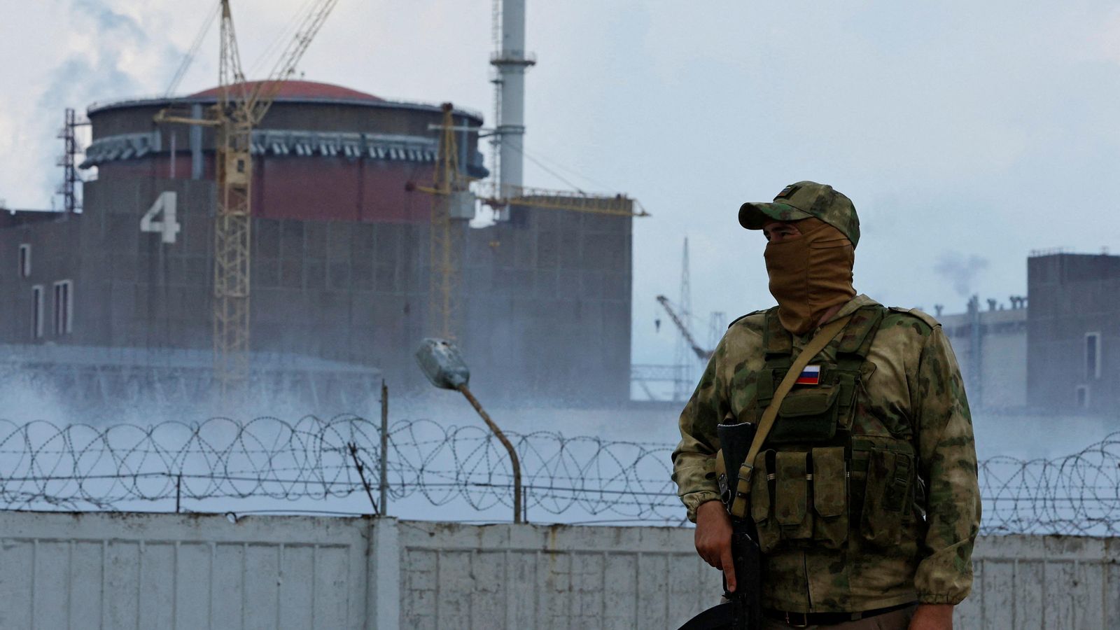 Un militar rus davant de la central nuclear de Zaporíjia Un militar rus davant de la central nuclear de Zaporíjia