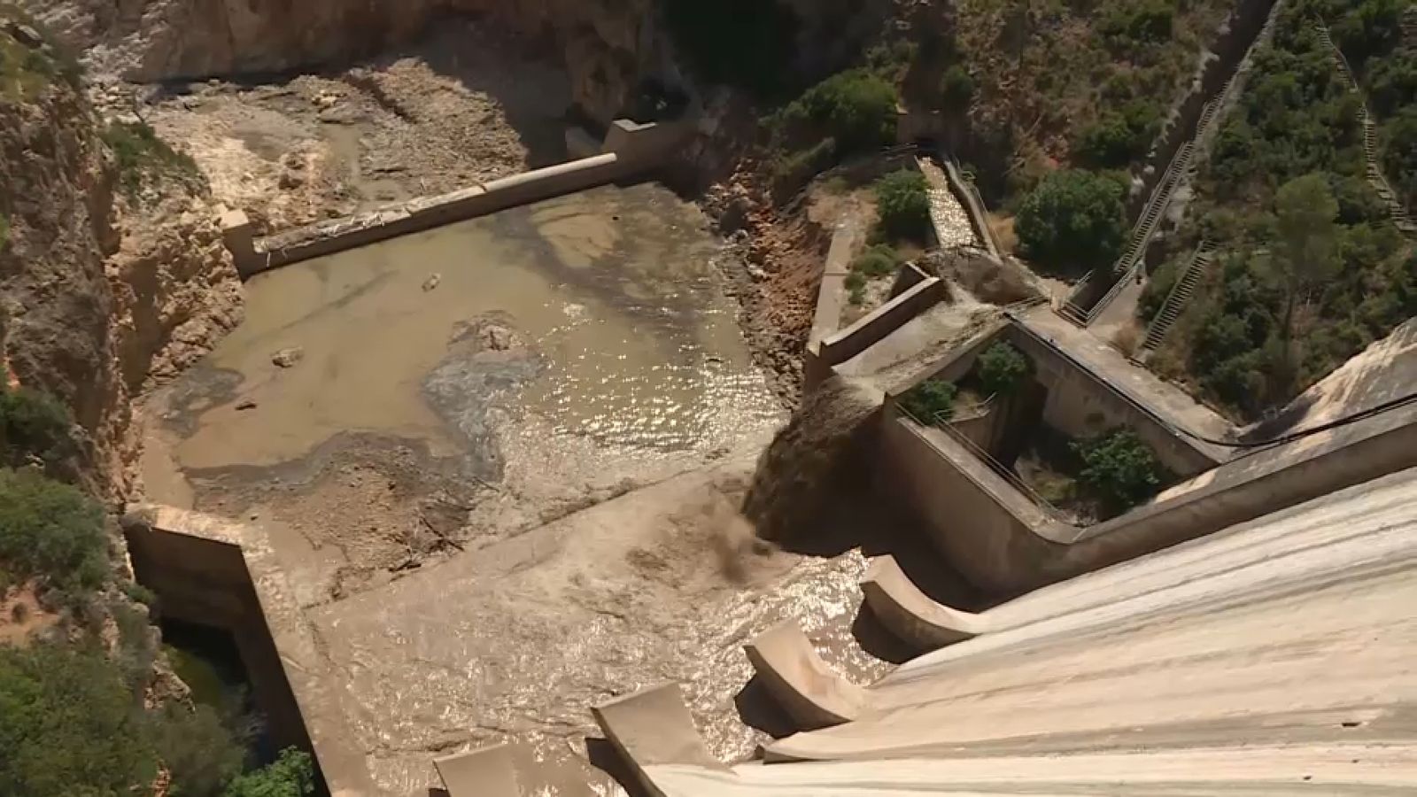 Conducte de l'embassament de Forata pel qual ha tornat a eixir l'aigua de reg després de la dana