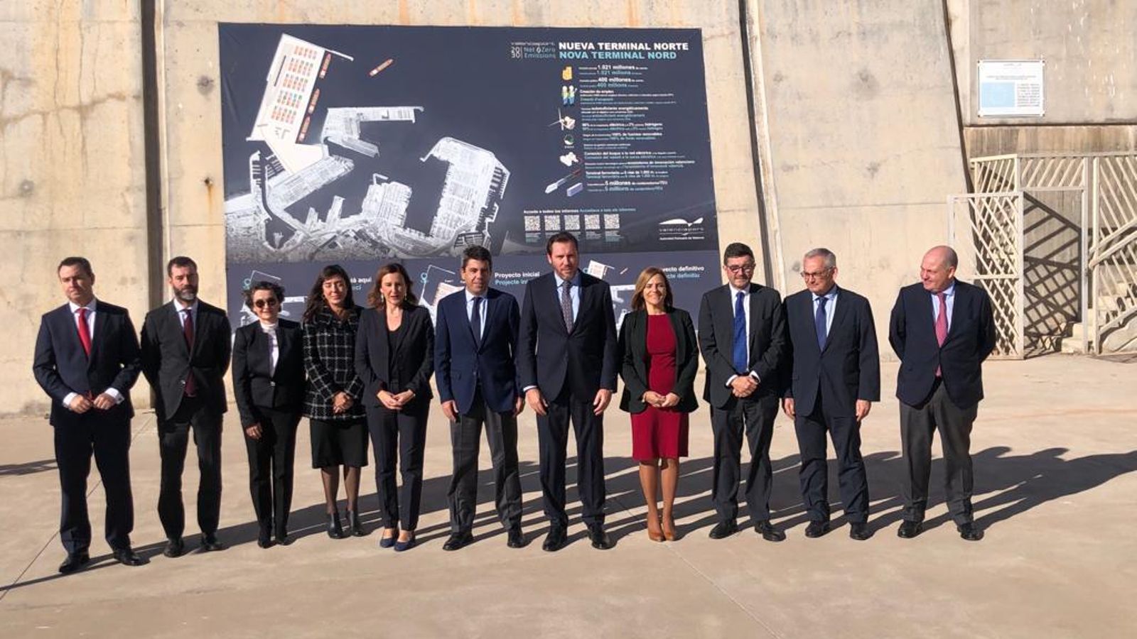 El ministre de Transports, Óscar Puente, durant la seua visita aquest dijous a la Terminal Nord del port de València