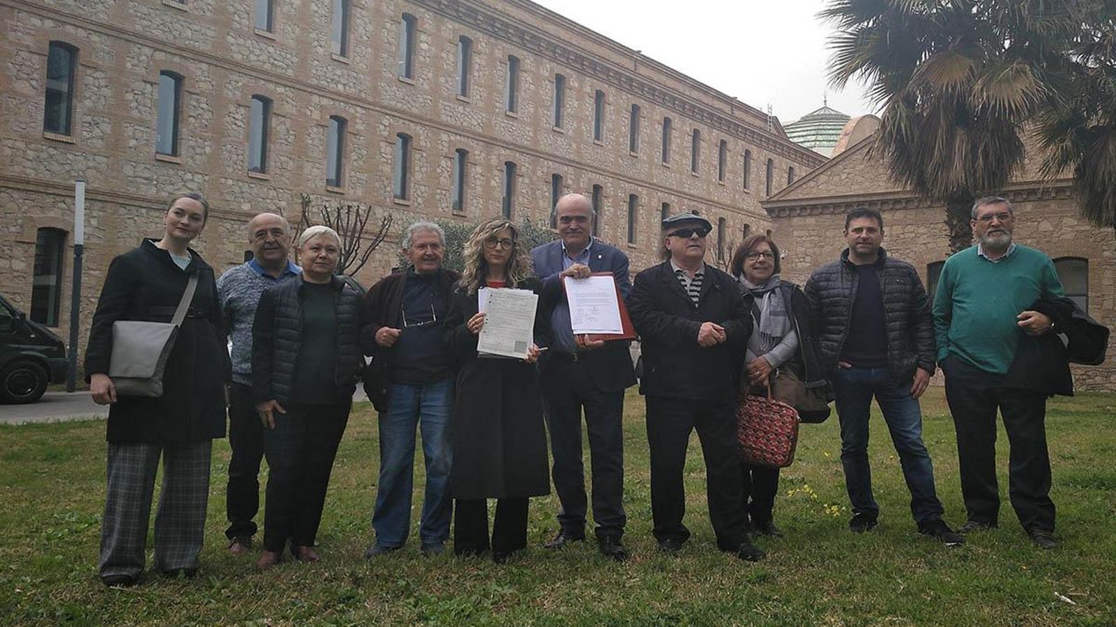 Els promotors de la Plataforma d'Agrupacions de Familiars de Víctimes del Franquisme del Cementeri de Paterna