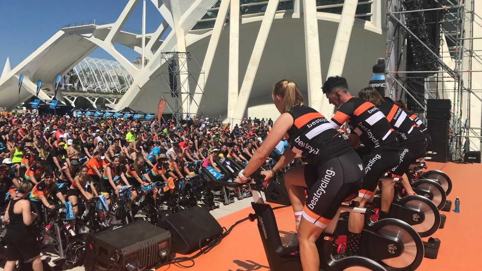 1.700 persones baten el récord mundial de ciclisme indoor a la Ciutat de les Arts i les Ciències