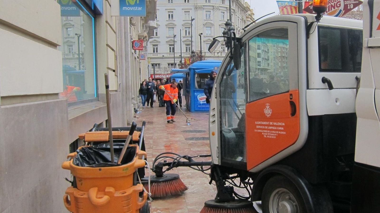 Un operari neteja el una vorera del centre de València, en una imatge d'arxiu