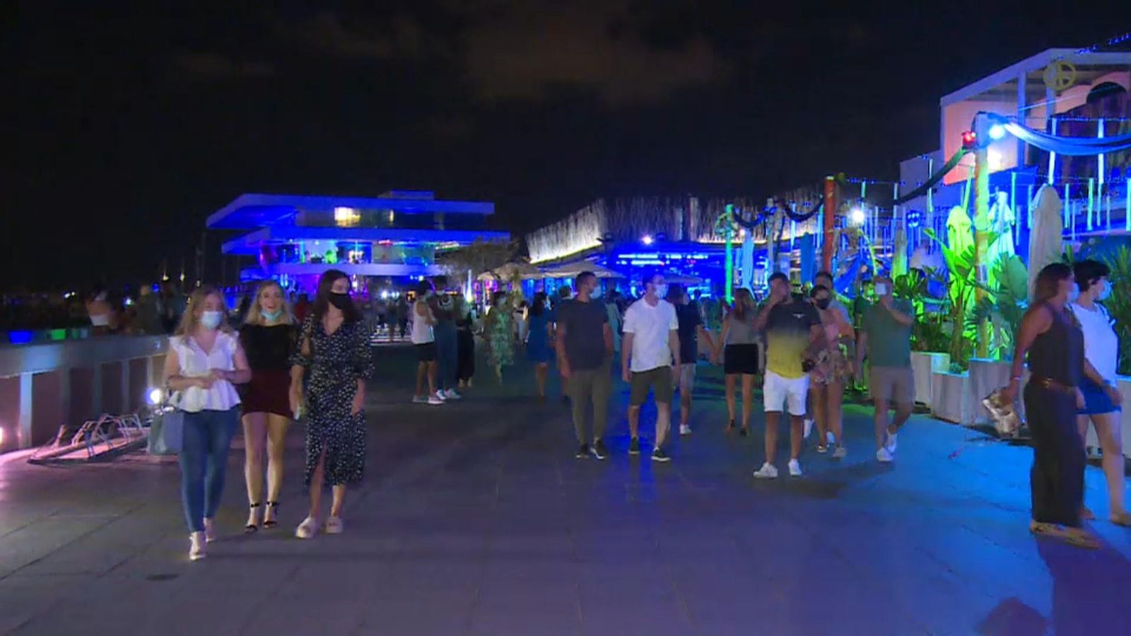 Diverses persones al Marina Beach Club de València durant la nova normalitat, en una imatge d'arxiu
