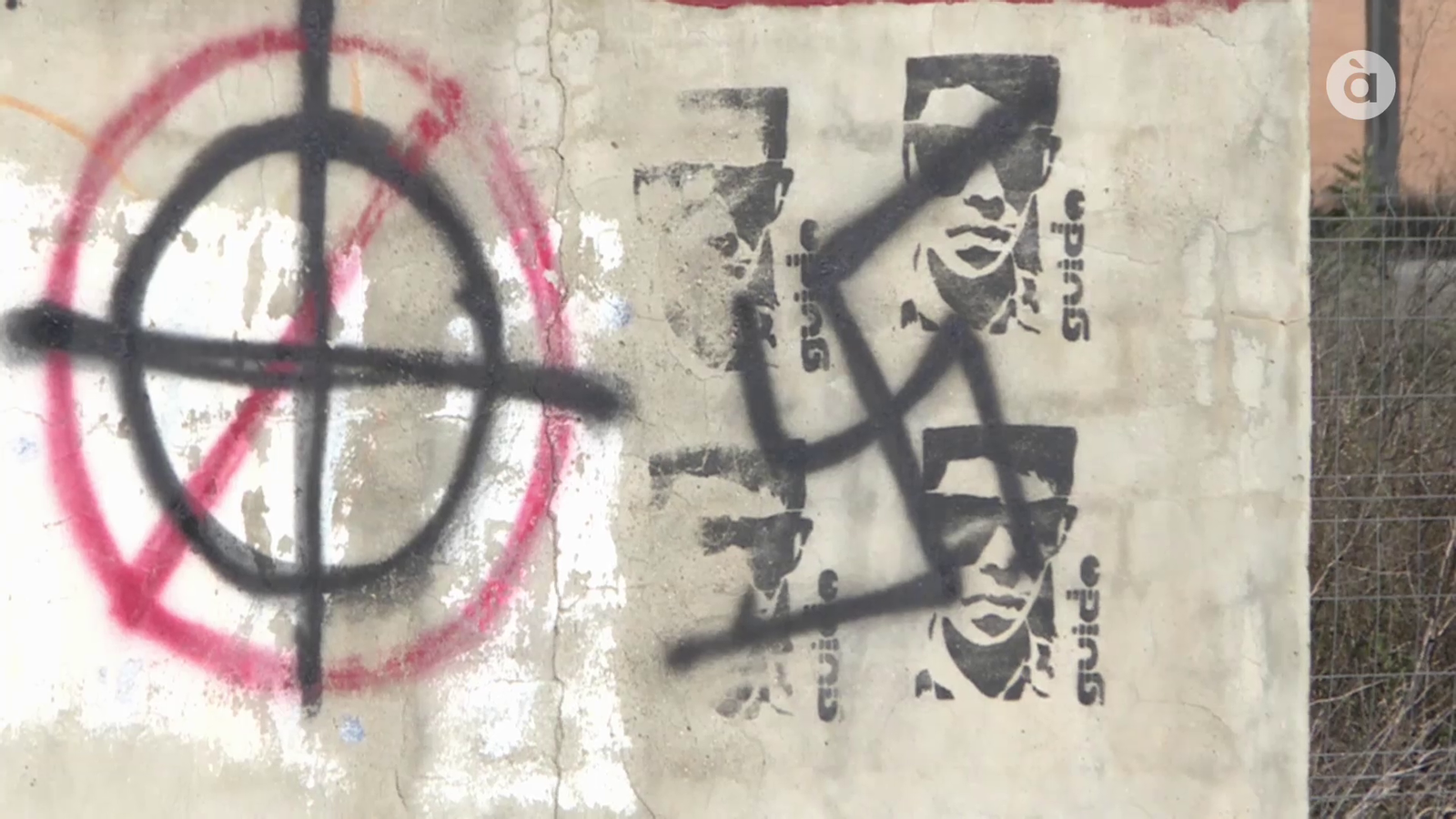 VÍDEO | Una iniciativa ciutadana a Carcaixent es proposa eliminar pintades amb missatges d\'odi