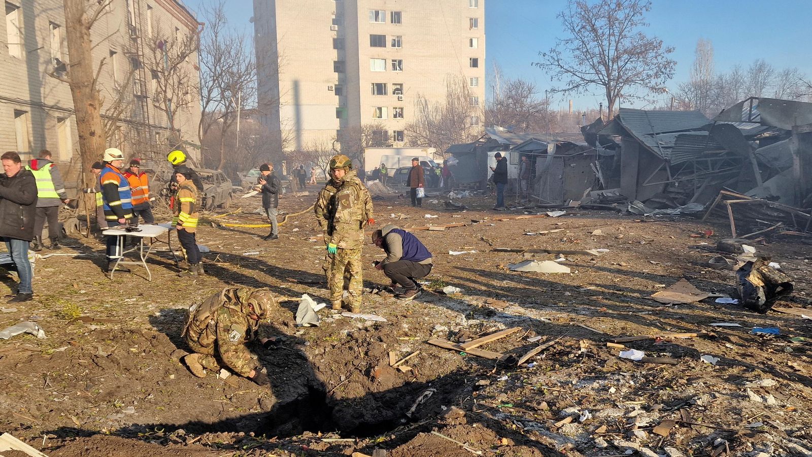 Agents treballen en un edifici d'apartaments impactat per un atac amb míssils russos a Khàrkiv, Ucraïna