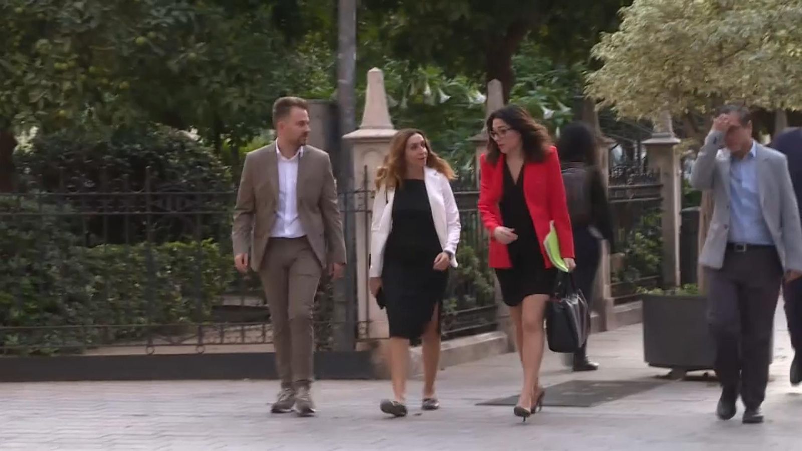 La vicepresidenta Mas, a la dreta, junt a la nova consellera d'Agricultura, Isaura Navarro, entren al Palau de la Generalitat aquest dimecres