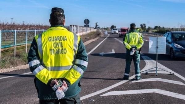 Agents de la Guàrdia Civil de Trànsit durant un control, en una imatge d'arxiu VÍDEO | Setmana de controls de la DGT per a fomentar l'ús del cinturó de seguretat