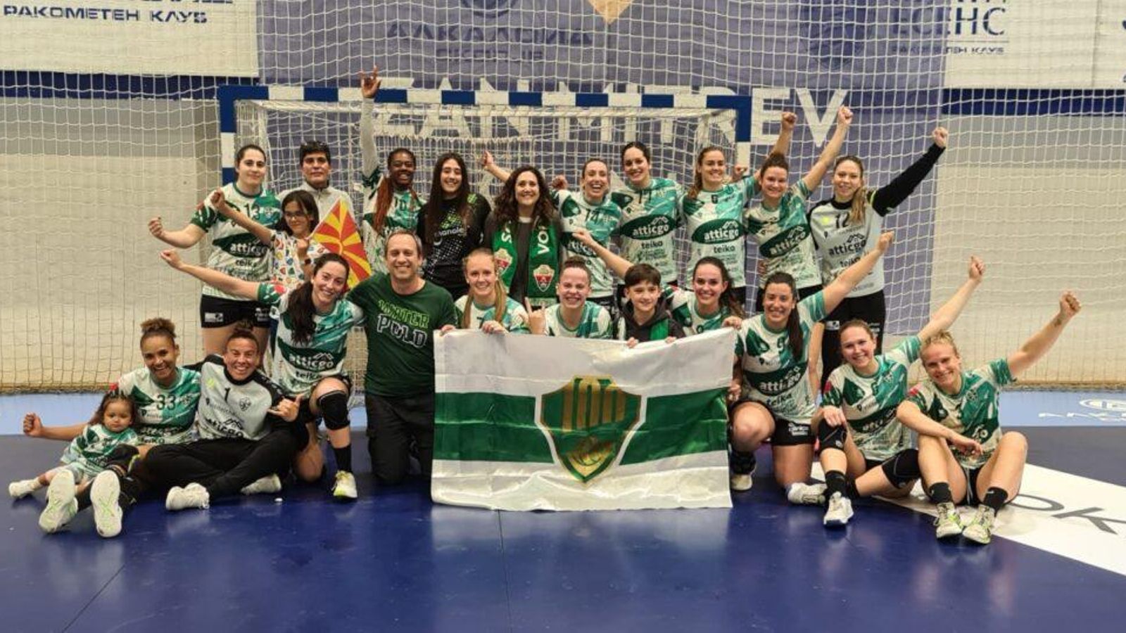 Les jugadores franjaverdes celebren el triomf Les jugadores franjaverdes celebren el triomf