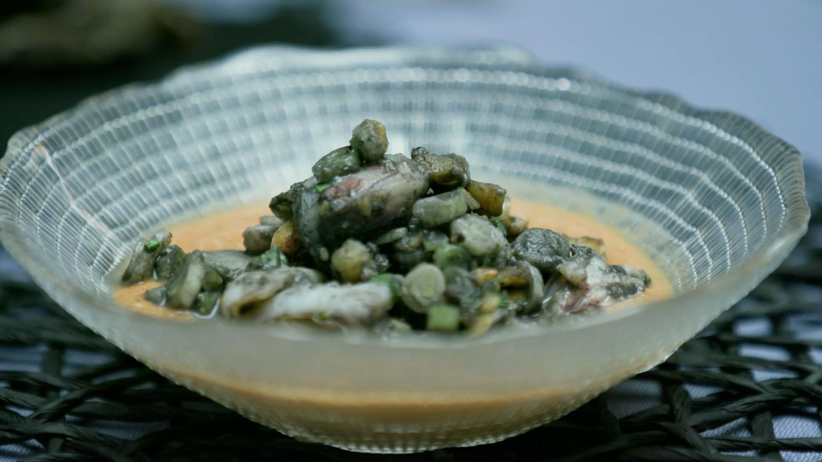 Calamar i sepionet al wok amb sopa de cacahuets / À Punt Mèdia