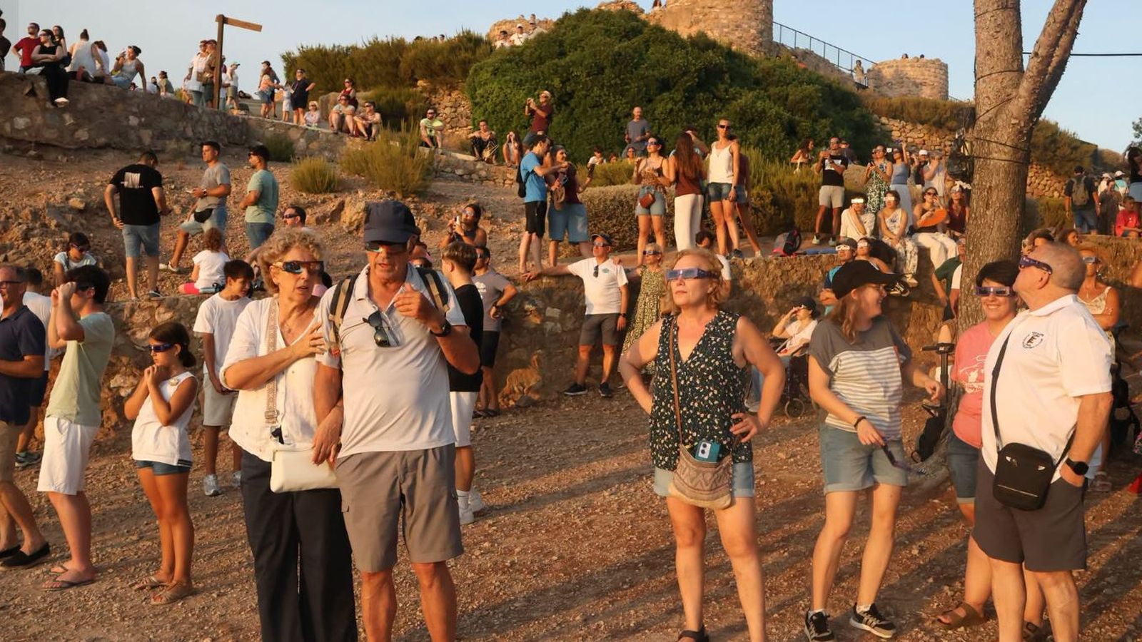 Ciutadans miren l'eclipsi a Onda