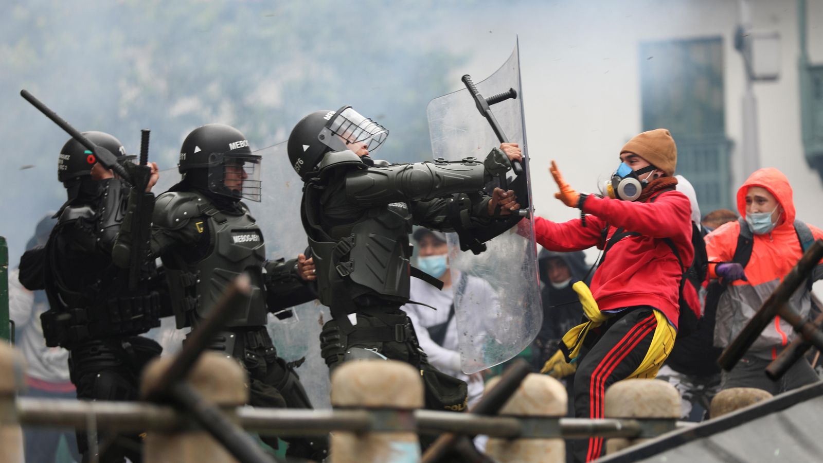 Manifestants xoquen amb membres de les forces de seguretat durant una protesta a Bogotà, Colòmbia, el passat 28 d'abril