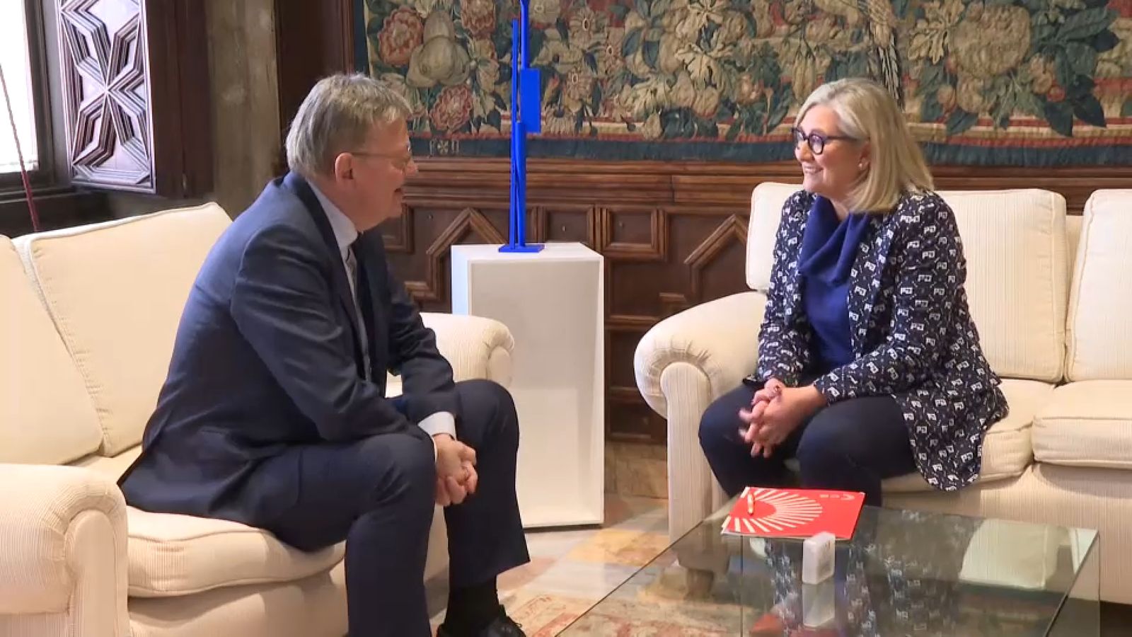 La síndica de Cs Mamen Peris durant la reunió amb el cap del Consell Ximo Puig al palau de la Generalitat