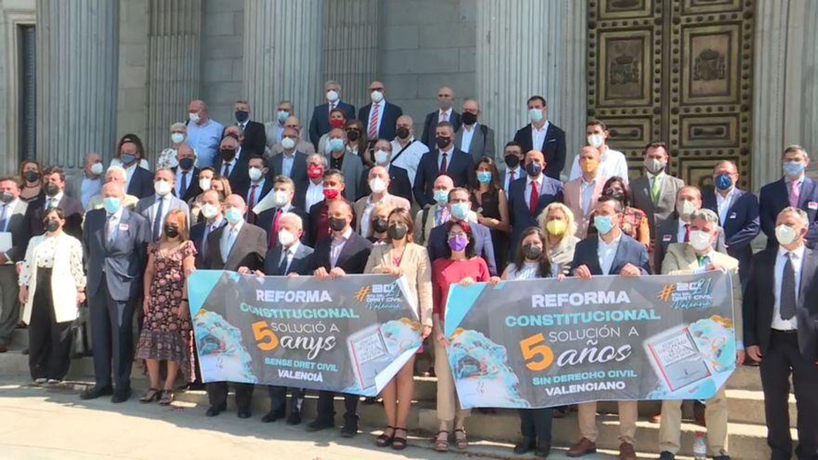 Representants dels partits i les entitats cíviques a les portes del Congrés el 14 de juny, en l'acte de reivindicació del dret civil valencià / À Punt NTC