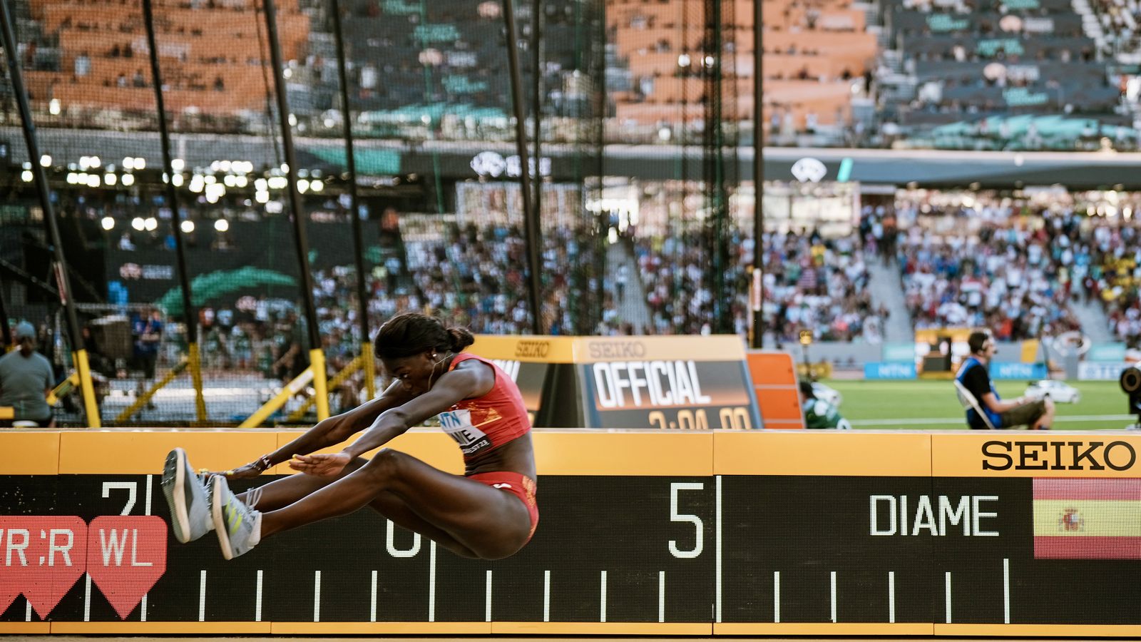 Fátima Diame, durant un salt al Mundial de Budapest
