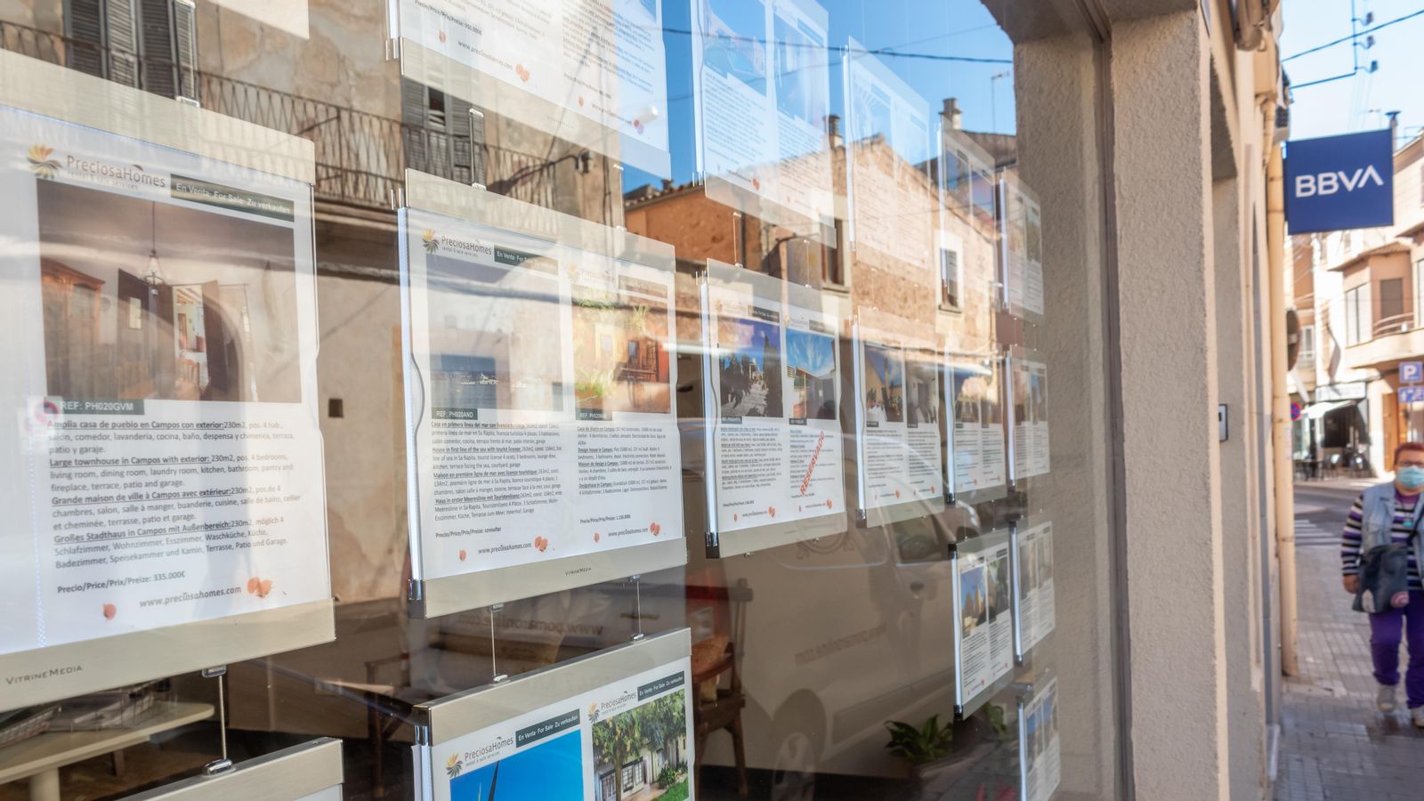 Aparador d'una immobiliaria, on estan exposats immobles a la venda