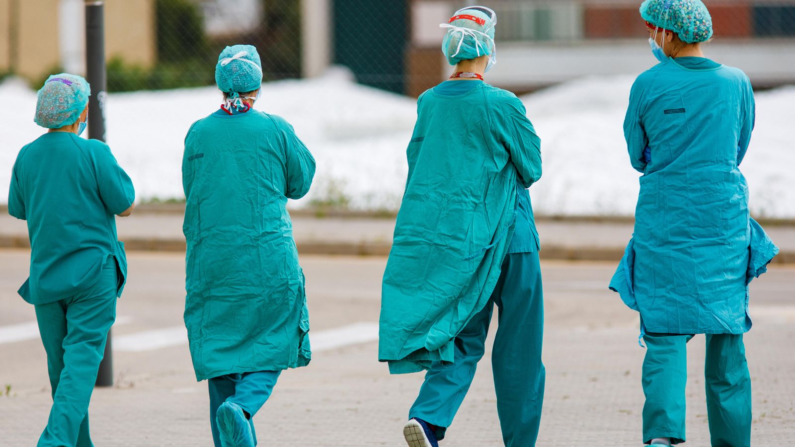 Personal sanitari en l'Hospital La Fe de València (arxiu)