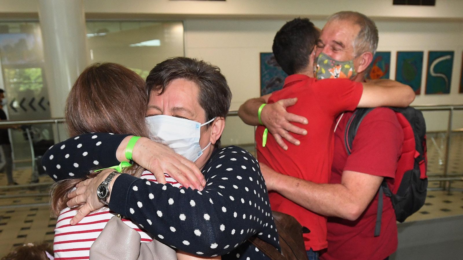 Passatgers rebuts per familiars en l'Aeroport Internacional de Brisbane, Austràlia Passatgers són rebuts per familiars en l'Aeroport Internacional de Brisbane, Austràlia