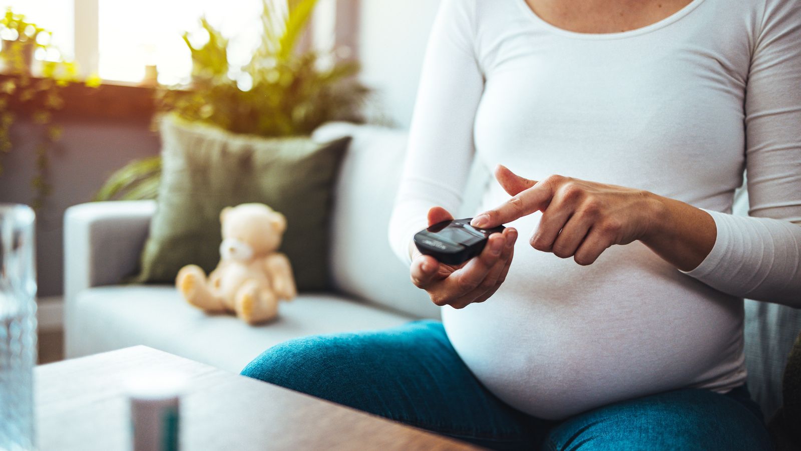 Dona embarassada amb diabetis gestacional controlant-se els nivells d'insulina