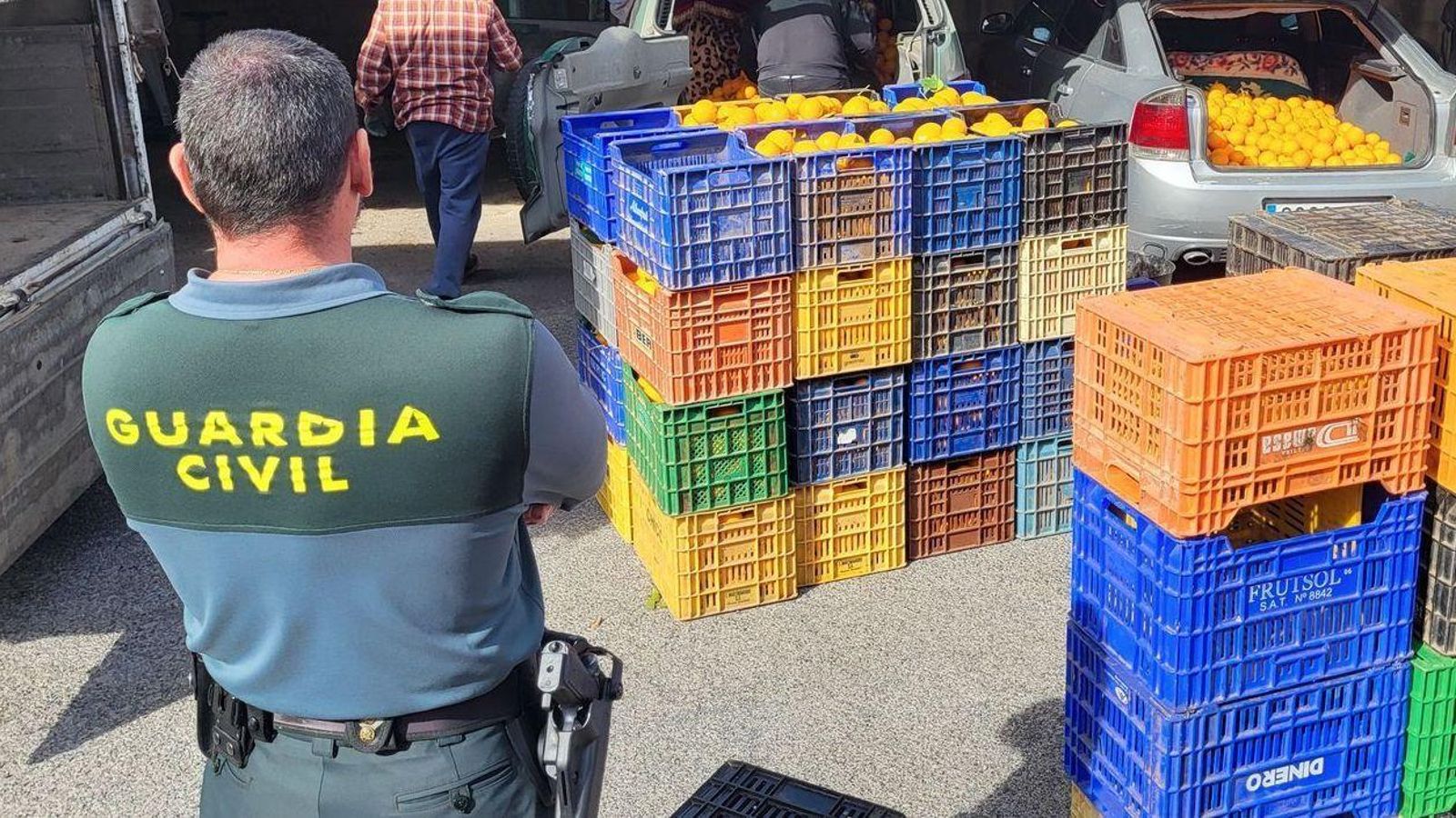 Agents de la Guàrdia Civil, en un dels operatius en què van detectar mercaderia furtada