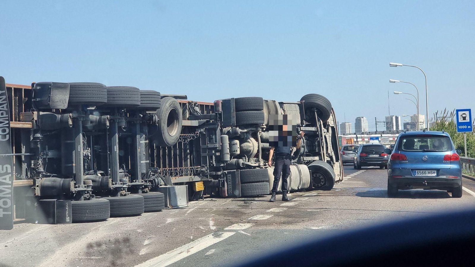 El camió volcat a la CV-30 a l'altura de Picanya, este dimarts