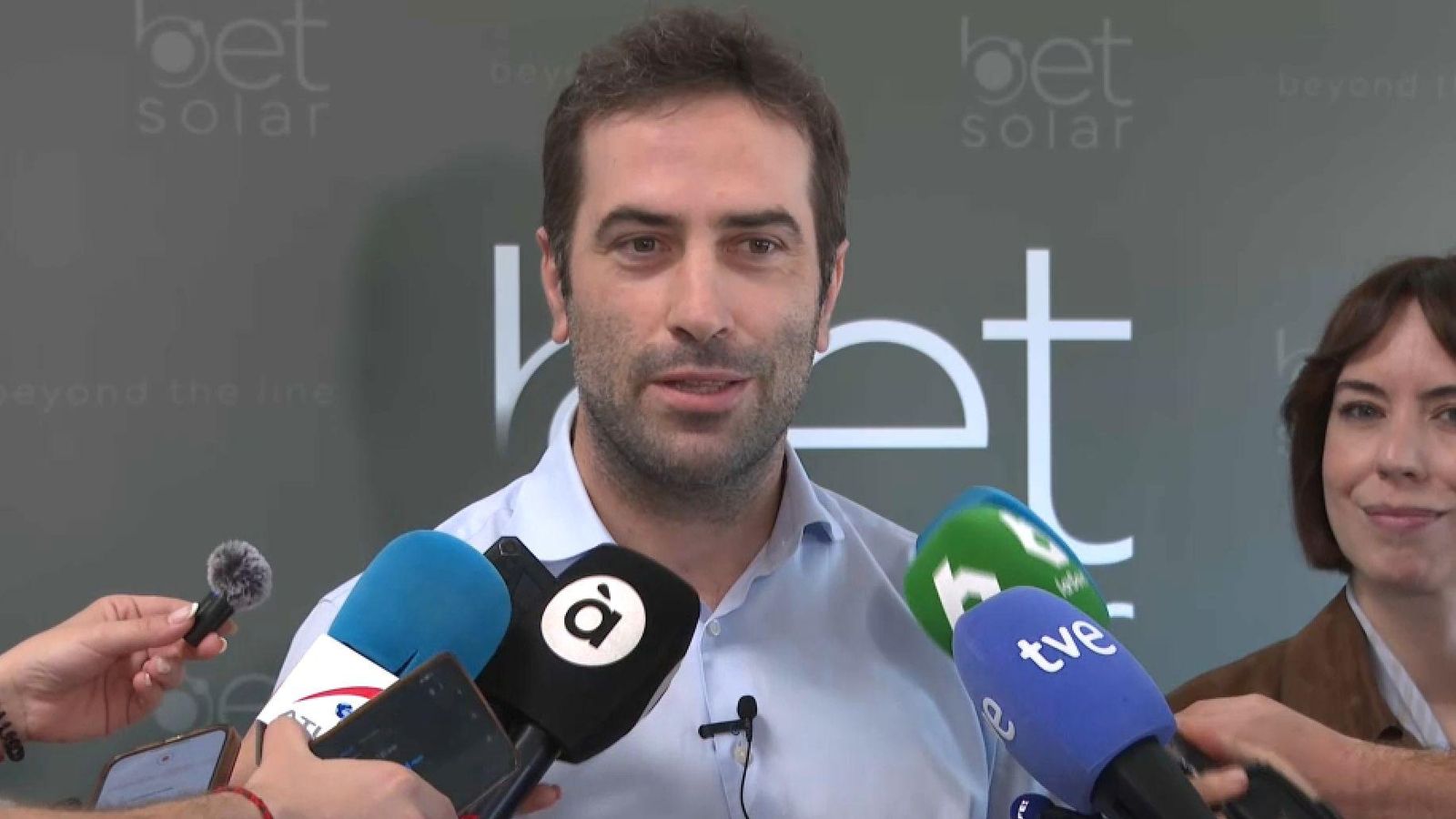 El ministre Cuerpo atén els mitjans de comunicació des de Riba-roja de Túria, on ha visitat diverses empreses afectades per la dana este divendres