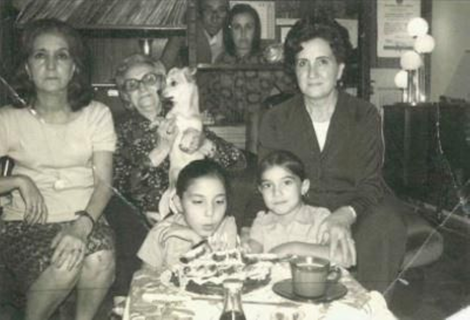 Maria Abradelo de menuda amb la seua família