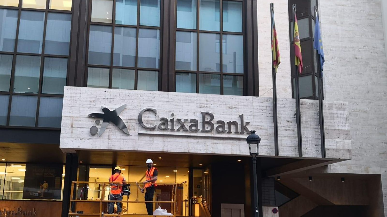 Nova retolació amb el logo de CaixaBank / À Punt NTC