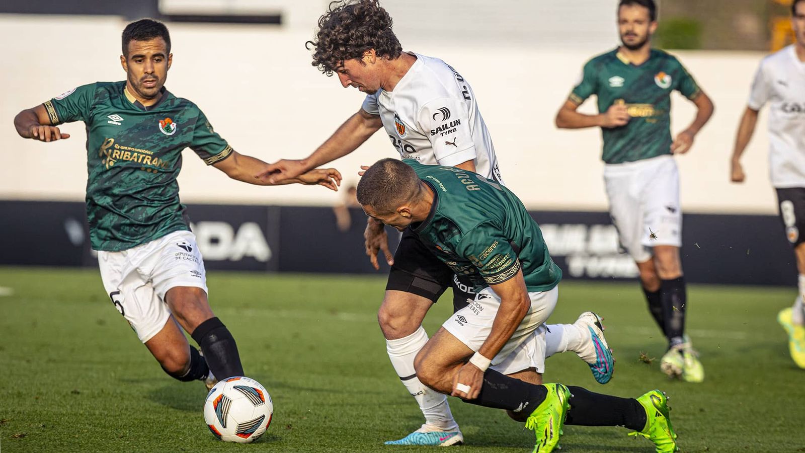 Un jugador del Mestalla disputa una pilota amb un rival