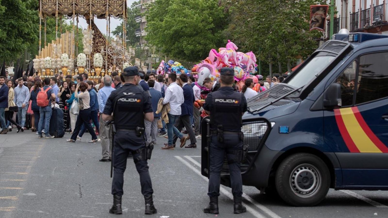 Dos agents de la Policia Nacional en el barri de Sant Bernard de Sevilla