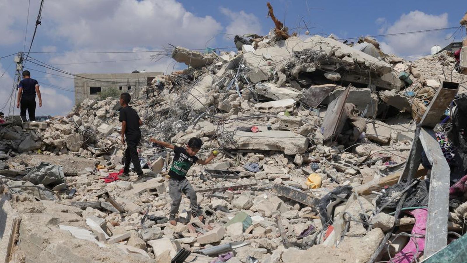 Xiquets palestins juguen entre els enderrocs d'un dels últims atacs israelians a Kafr Dan, al nord de la Cisjordània ocupada