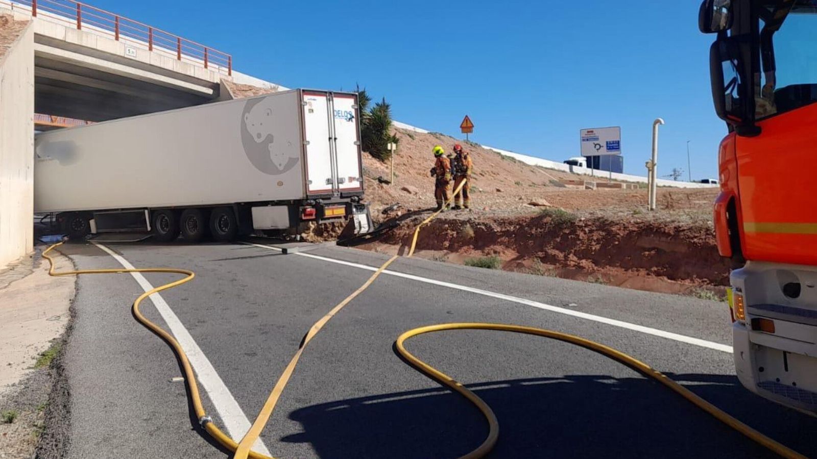 El camió, encaixat en el túnel d'incorporació a l'A-7 després de l'accident