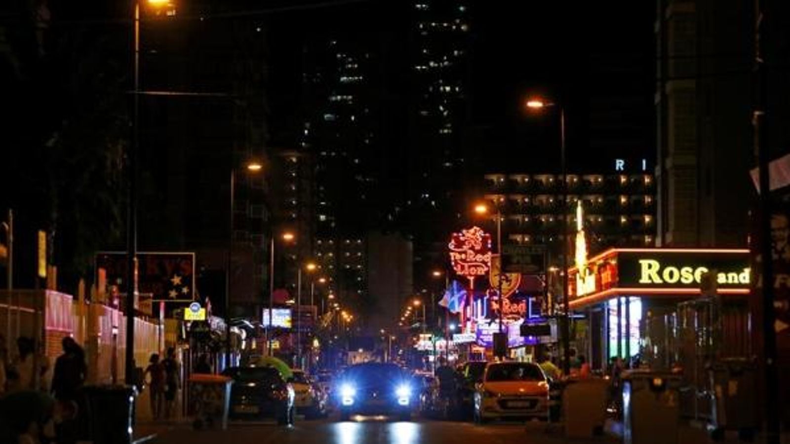 Aspecte que presentava anit un carrer amb locals d'oci a Benidorm