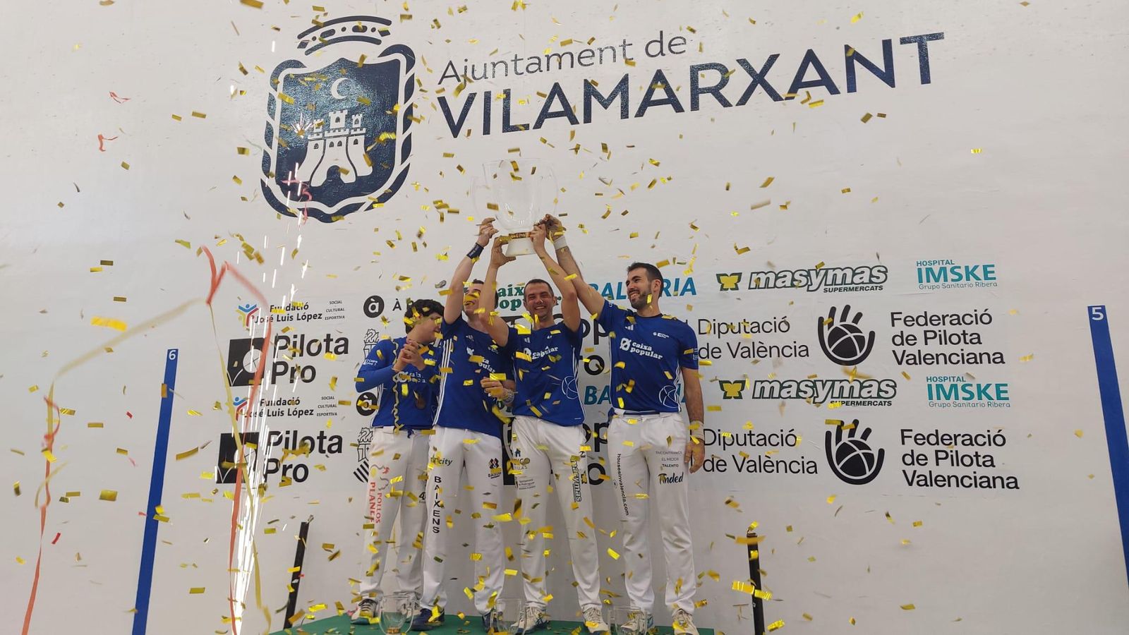 L'equip de Meliana, amb el trofeu de campions