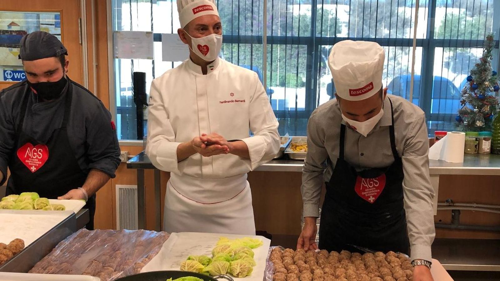 Els menús han sigut elaborats per 30 voluntaris sota la direcció de cuiners amb estrela Michelin