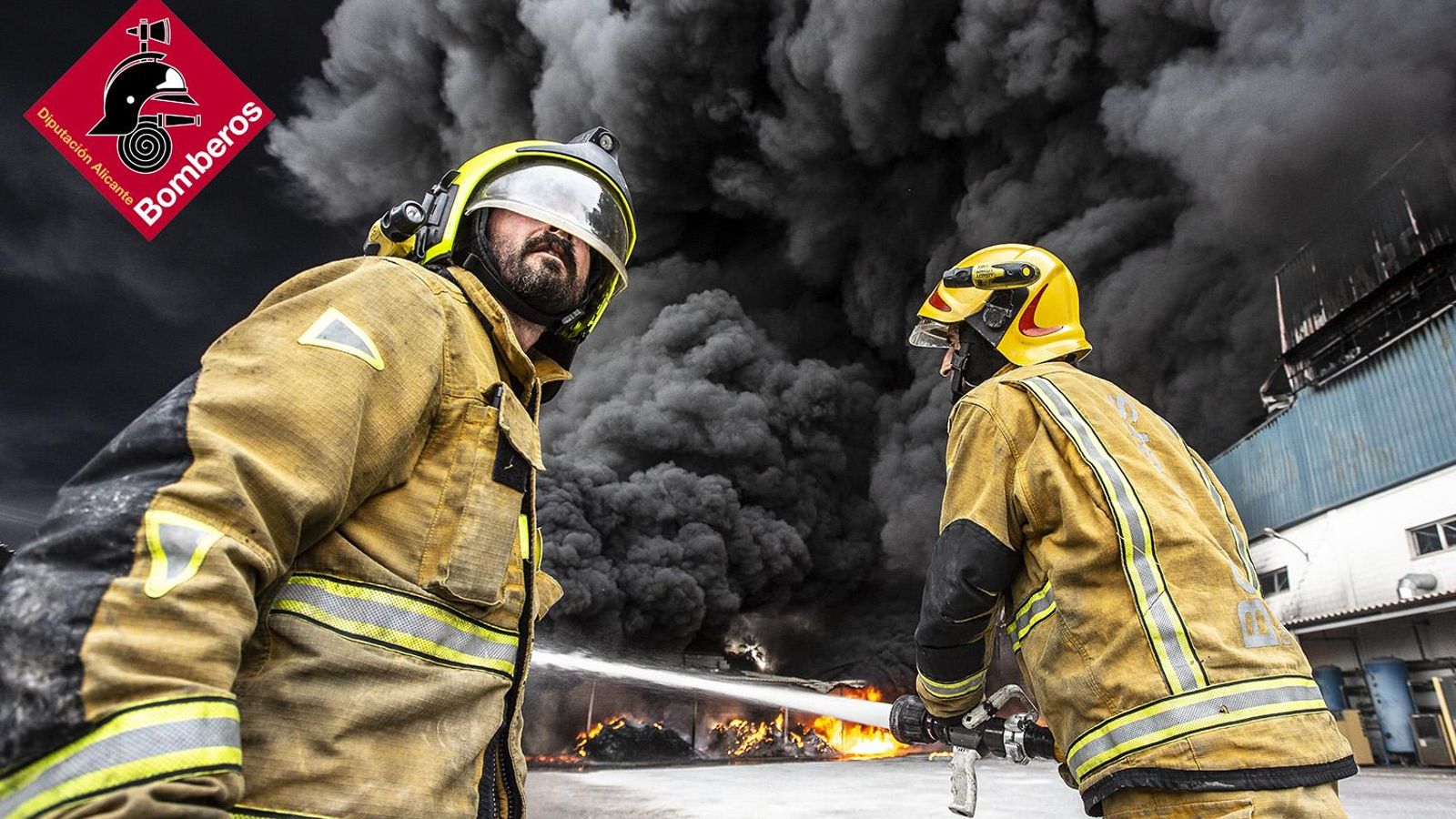 Dos bombers treballen per a extingir l'incendi declarat a Sant Vicent de Raspeig