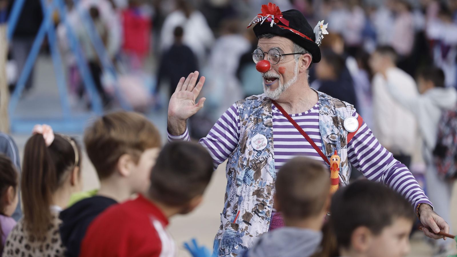 Acte de benvinguda en el col·legi Martínez Torres d'Aldaia als alumnes del col·legi Mariano Belliure que van reprendre este dilluns les classes