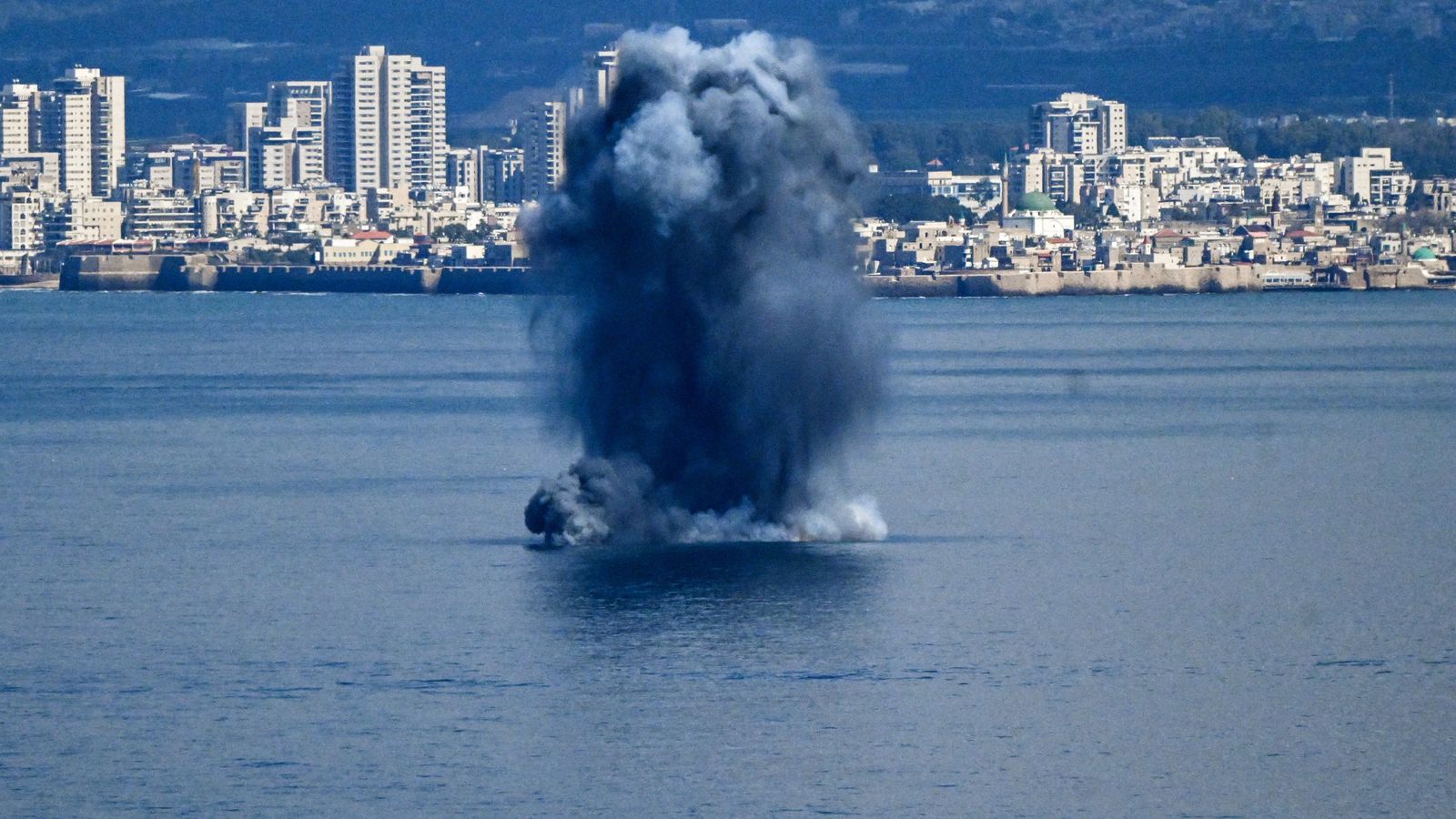 Explosió en el mar, vista des de Haifa, al nord d'Israel, enmig d'una primera onada d'atacs enviada per l'Irán cap a objectius israelians i estatunidencs