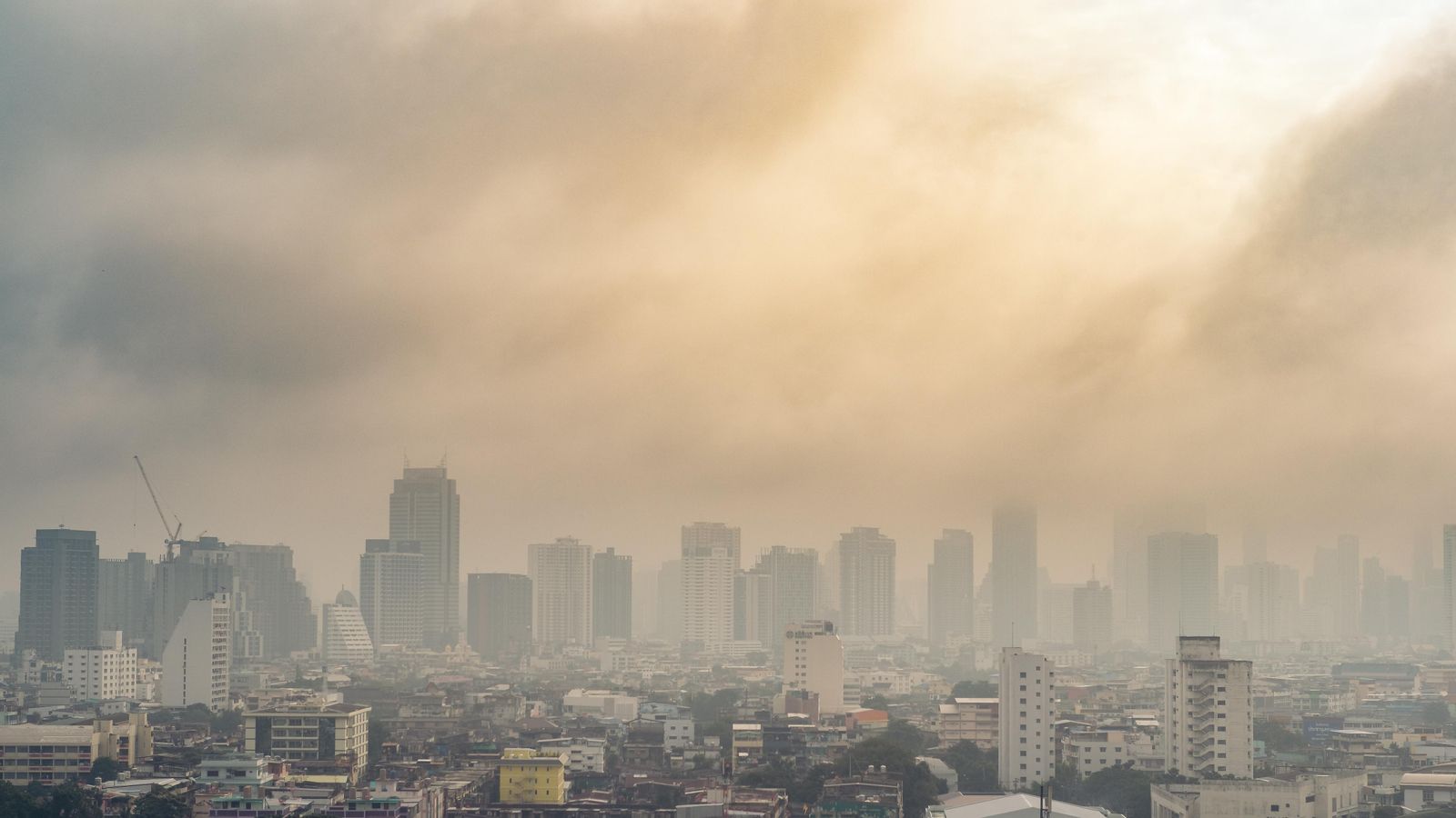 Contaminació atmosfèrica en una ciutat Contaminació atmosfèrica en una ciutat